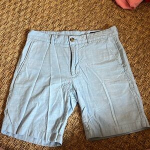 Vineyard Vines Men’s Linen shorts in baby blue!! Summer staple!